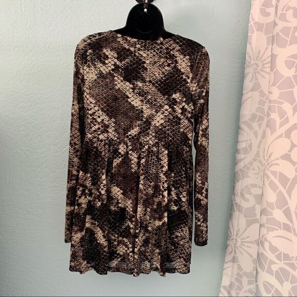 Torrid Snakeskin Print Mesh Surplice Babydoll Top Size 00 - Picture 6 of 10